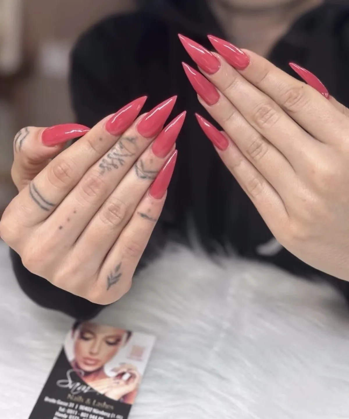Rote glossy Stiletto-Nägel in Acryl-Verlängerung – Handwerk bei Sam Nails Nürnberg